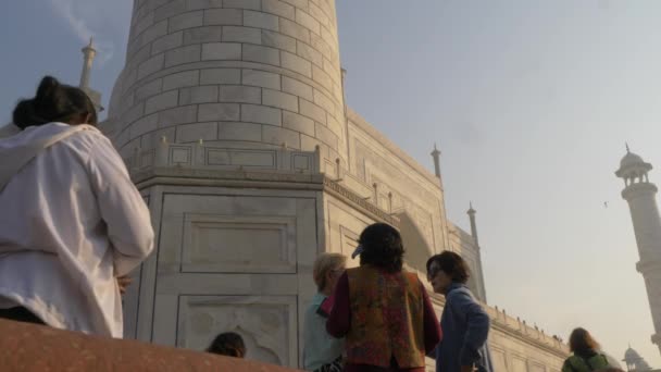 印度泰姬陵 2018年11月 游客和皮尔格形象移动附近的泰姬陵 — 图库视频影像