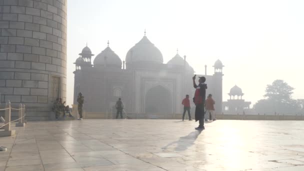 Taj Mahal Agra India Nov 2018 Turisti Pilgime Movimento Vicino — Video Stock