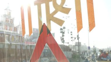 Agra, Hindistan - 19 Kasım 2018: Bir otobüs arka ön camın sokaklarında görünümünü 