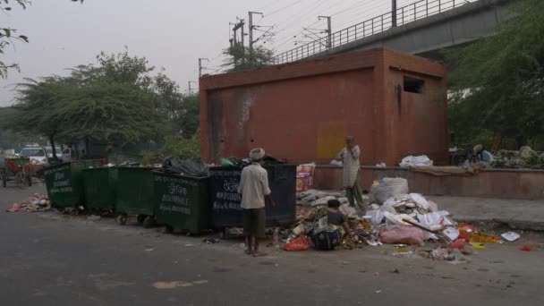 New Delhi India November 2018 Sopbil Och Arbetstagare Som Arbetar — Stockvideo