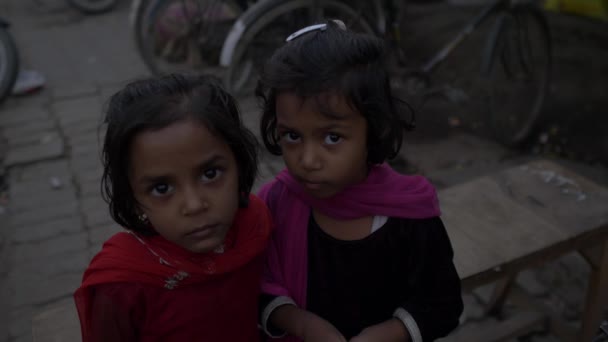 印度新德里 2018年11月19日 印度街头贫穷无辜儿童的肖像 — 图库视频影像