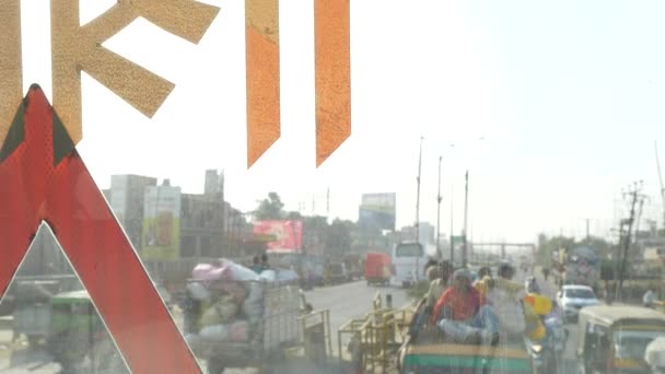 印度阿格拉 2018年11月19日 通过后挡风玻璃在公共汽车上看到街道 — 图库视频影像