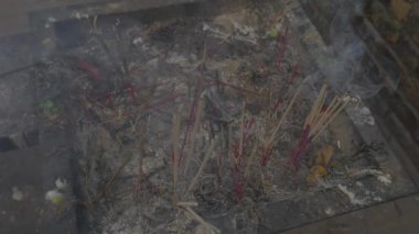 Ağır çekimde aromatik duman ile yanan tütsü sopa