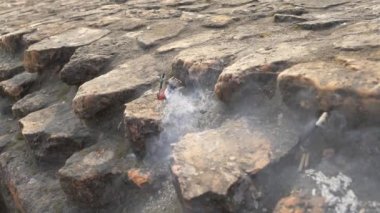 Ağır çekimde aromatik duman ile yanan tütsü sopa