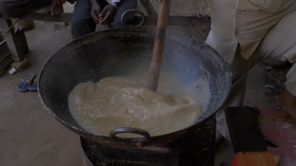 Vendedor Ambulante Revolviendo Ciertos Alimentos Mientras Calienta Una Estufa — Vídeo de stock