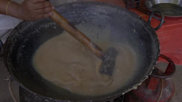 Vendedor Rua Mexendo Certos Itens Alimentares Enquanto Aquece Fogão — Vídeo de Stock