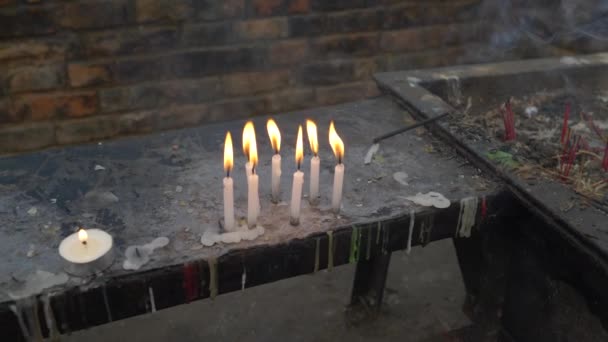 Fechar Velas Com Chamas Brilhantes — Vídeo de Stock