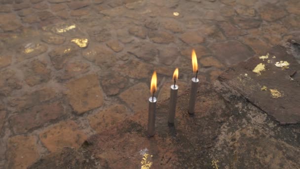 Nahaufnahme Von Kerzen Mit Glühenden Flammen — Stockvideo