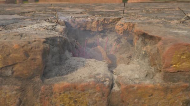 Queimar Palitos Incenso Com Fumaça Aromática Câmera Lenta — Vídeo de Stock