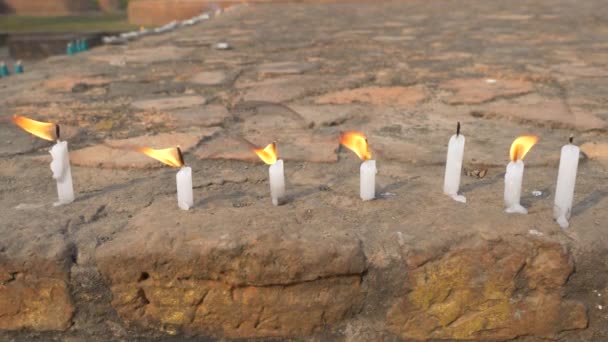 Κοντινό Πλάνο Κεριά Λαμπερό Φλόγες — Αρχείο Βίντεο