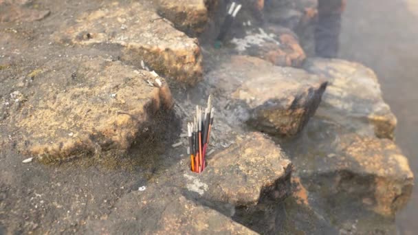 Queimar Palitos Incenso Com Fumaça Aromática Câmera Lenta — Vídeo de Stock