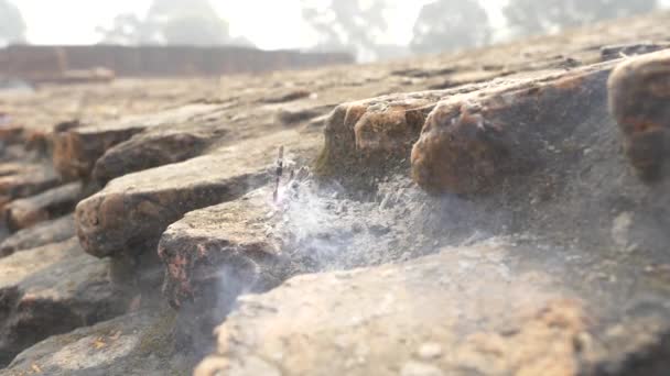 Queimar Palitos Incenso Com Fumaça Aromática Câmera Lenta — Vídeo de Stock