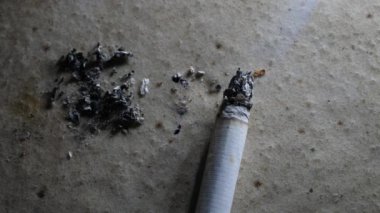 Duman ve duman ile yanan sigara yakın