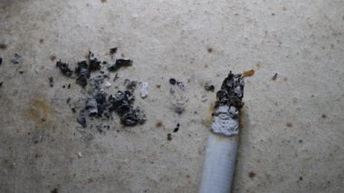 Duman ve duman ile yanan sigara yakın