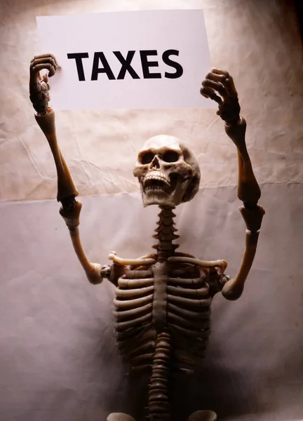 Esqueleto Humano Con Una Etiqueta Fiscal Esqueleto Con Etiqueta Fiscal —  Fotos de Stock