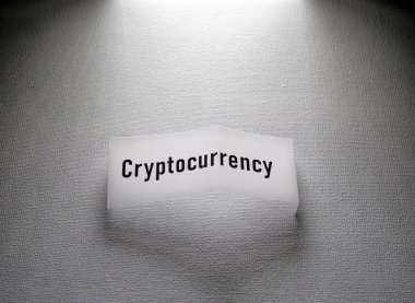 Etiket etiketinde bir kripto para biriminin kapatılması - Cryptocurrency Tab Close up