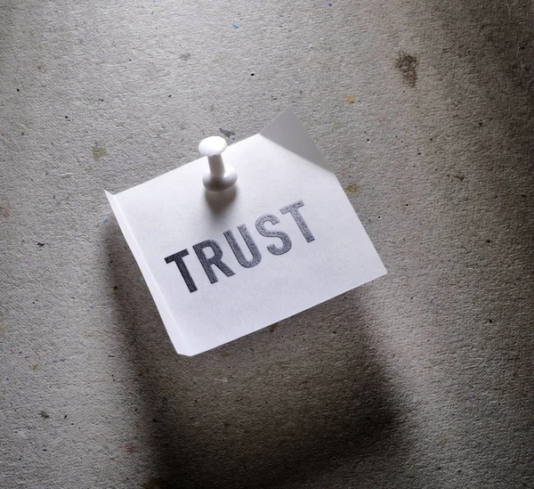 Primer Plano Una Etiqueta Palabra Confianza Papel Trust Word Tag — Foto de Stock