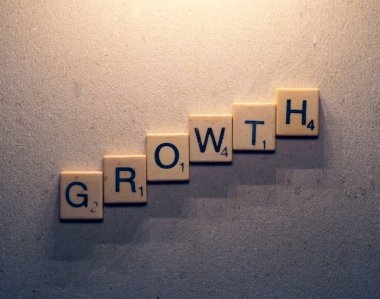 Büyüme etiketi etiketi scrabble harflerle bestelenmiş - Scrabble Büyüme Etiketi