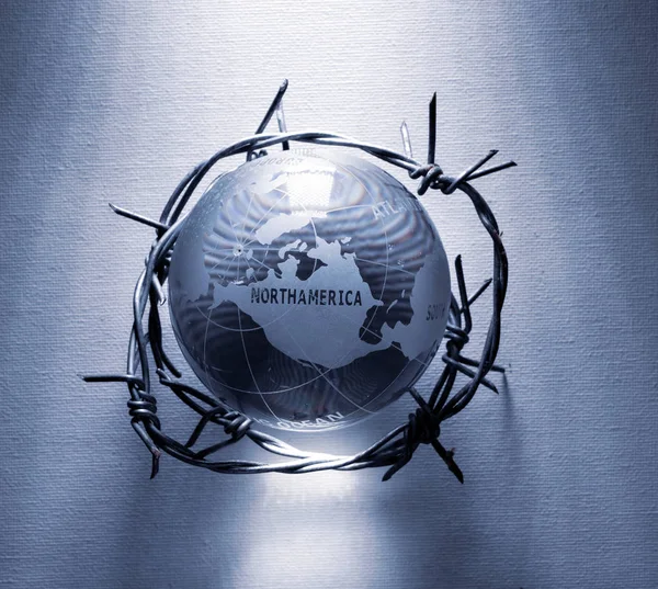Globe enveloppé dans du fil barbelé — Photo