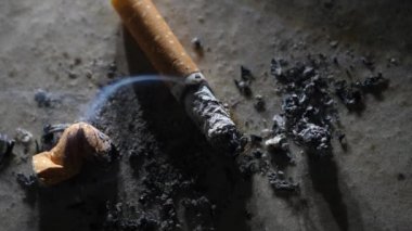 Duman ve duman ile yanan sigara yakın