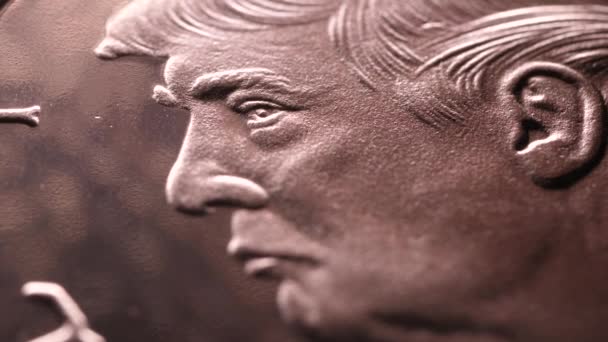 Macro Chiudere Una Moneta Con Donald Trump Faccia — Video Stock