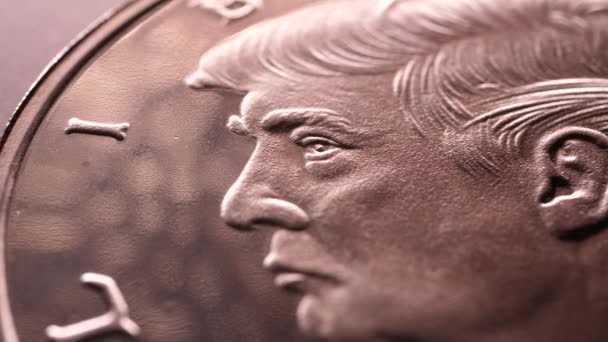 Makro Uzavře Minci Obličejem Donalda Trumfem — Stock video