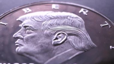 Makro Donald Trump yüzü ile bir sikke yakın