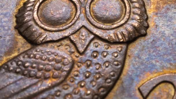 一个详细的旧硬币的特写镜头 — 图库视频影像