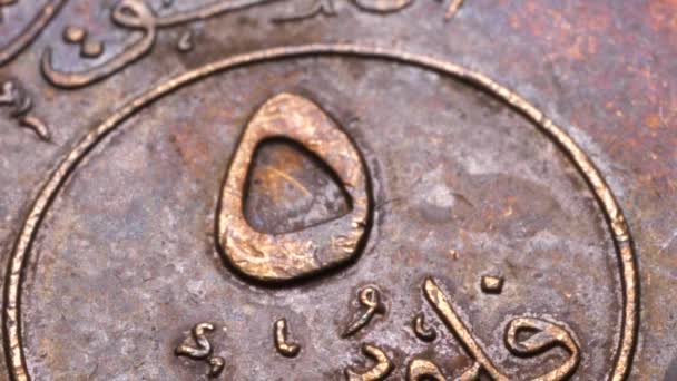 一个详细的旧硬币的特写镜头 — 图库视频影像
