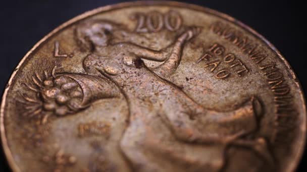 Закрыть Подробные Старые Монеты — стоковое видео