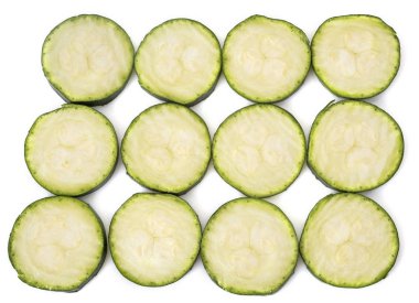 Beyaz arka plan önünde taze kabak