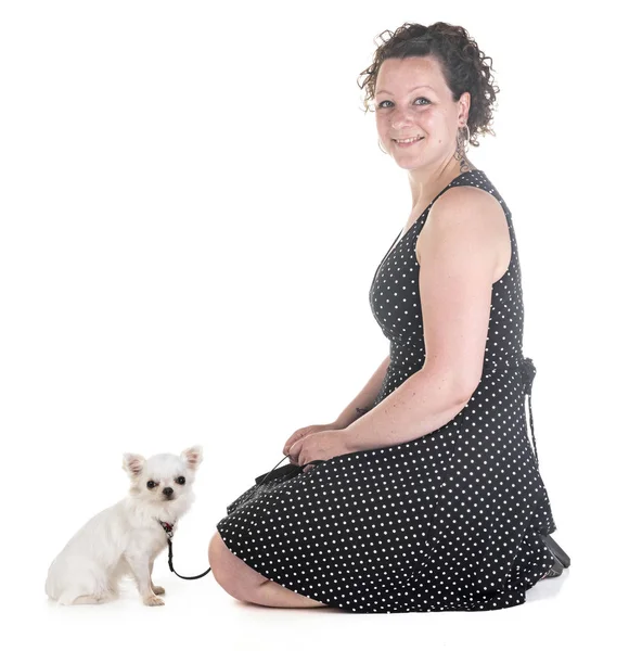 Frau Und Chihuahua Vor Weißem Hintergrund — Stockfoto