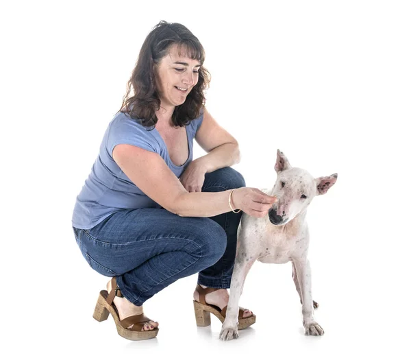 Cão Proprietário Frente Fundo Branco — Fotografia de Stock