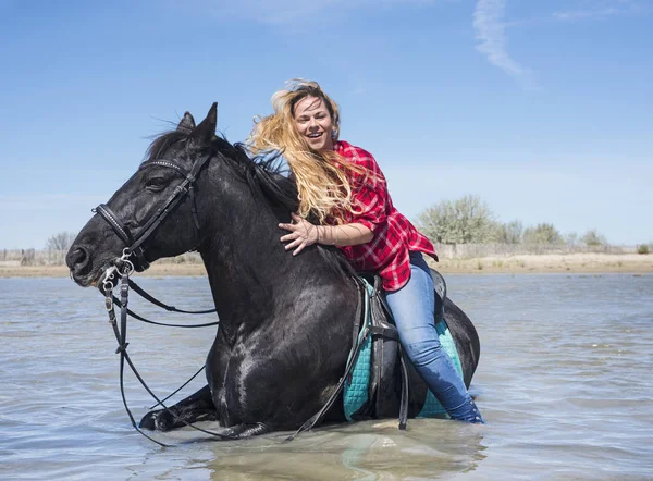 Donna Cavallo Con Suo Stallone Sulla Spiaggia — Foto Stock