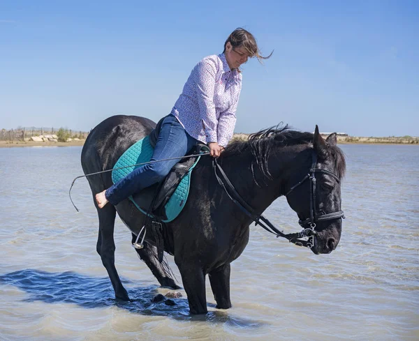 Kvinna Som Rider Med Hennes Hingst Stranden — Stockfoto
