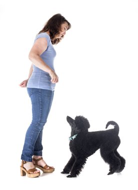 köpek ve beyaz arka plan önünde sahibi