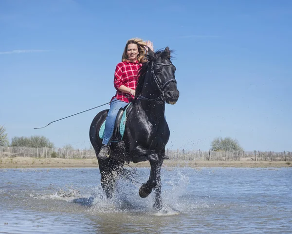 Frau Reitet Mit Ihrem Hengst Strand — Stockfoto