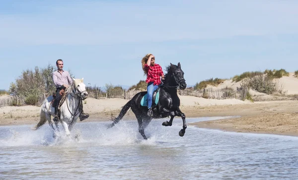 Kvinna Och Man Rider Med Hennes Hingst Stranden — Stockfoto