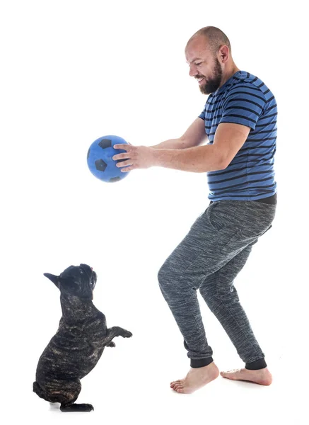 Homem Jogando Futebol Com Seu Bulldog Francês Estúdio — Fotografia de Stock