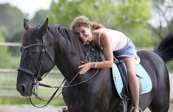 Donna Cavaliere Suo Cavallo Nero Allenano — Foto Stock