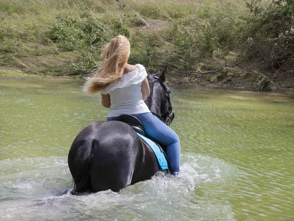 Kvinna Rider Och Hennes Svarta Häst Vandrar Floden — Stockfoto