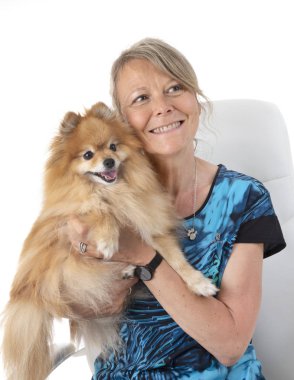 Pomeranian spitz ve beyaz arka plan önünde kadın kıdemli