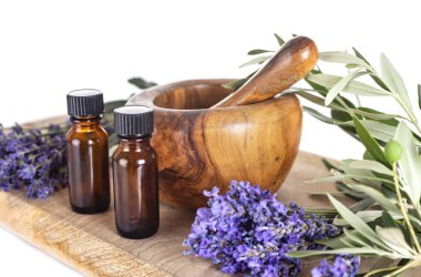 Lavanta ve beyaz arka plan önünde uçucu yağlar