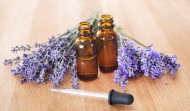 Lavanta ve beyaz arka plan önünde uçucu yağlar