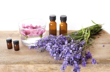 Lavanta ve beyaz arka plan önünde uçucu yağlar