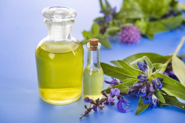 Beyaz arka plan önünde temel yağlar