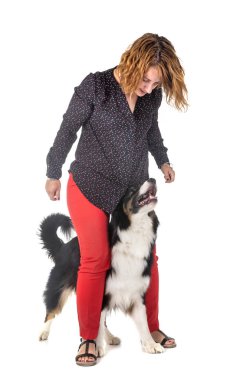 Avustralyalı çoban ve beyaz arka plan önünde kadın