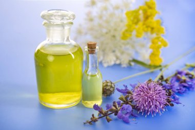 Beyaz arka plan önünde temel yağlar