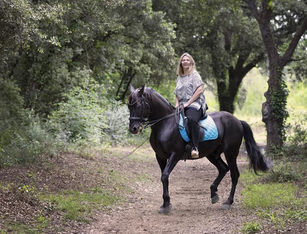 Mulher Cavaleiro Seu Cavalo Preto Estão Andando Natureza — Fotografia de Stock