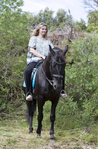 Kvinna Rider Och Hennes Svarta Häst Vandrar Naturen — Stockfoto